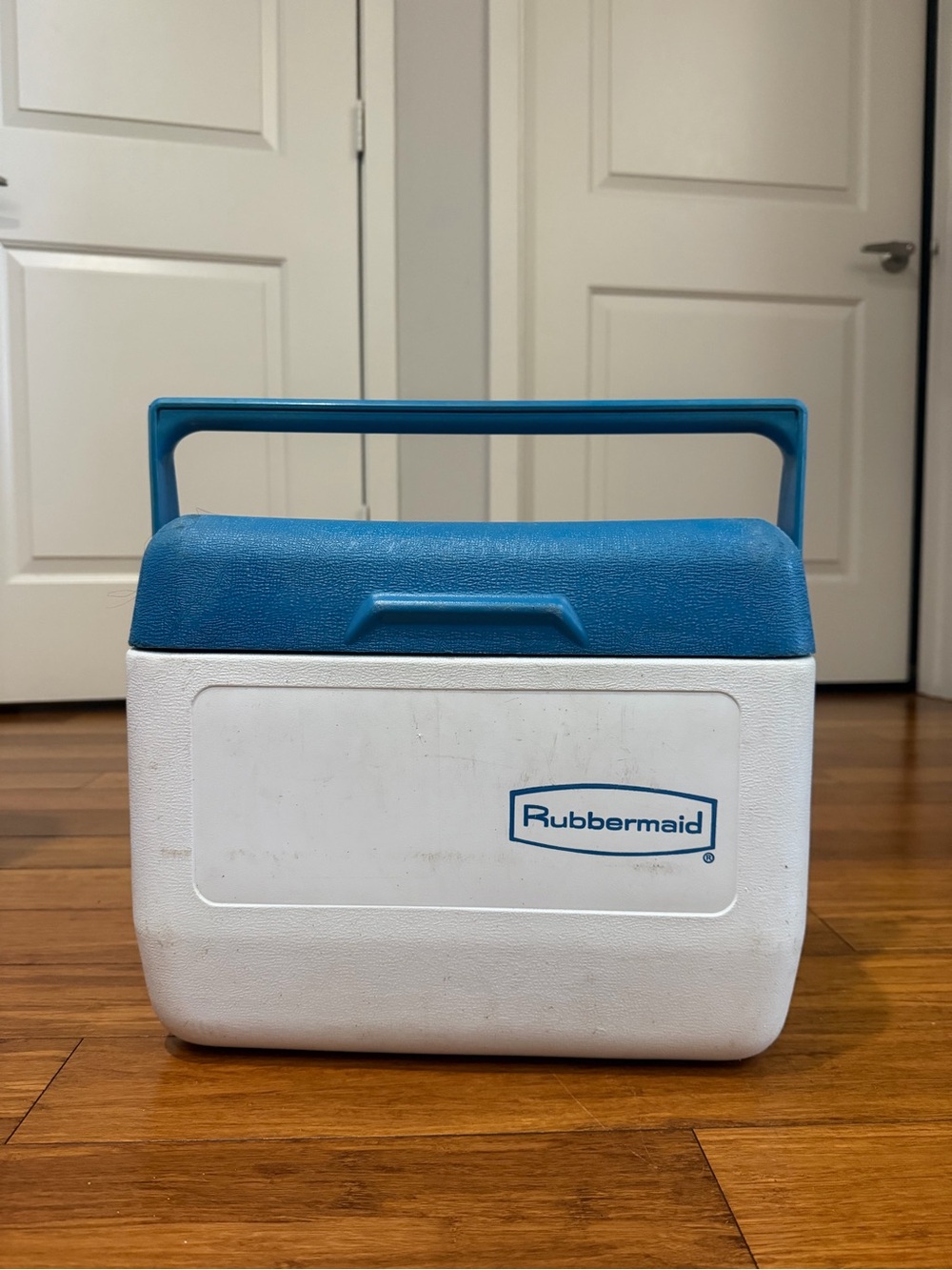 Vintage 90s Blue And White Rubbermaid Cooler Or Lunchbox 6 Pack Model #1806.